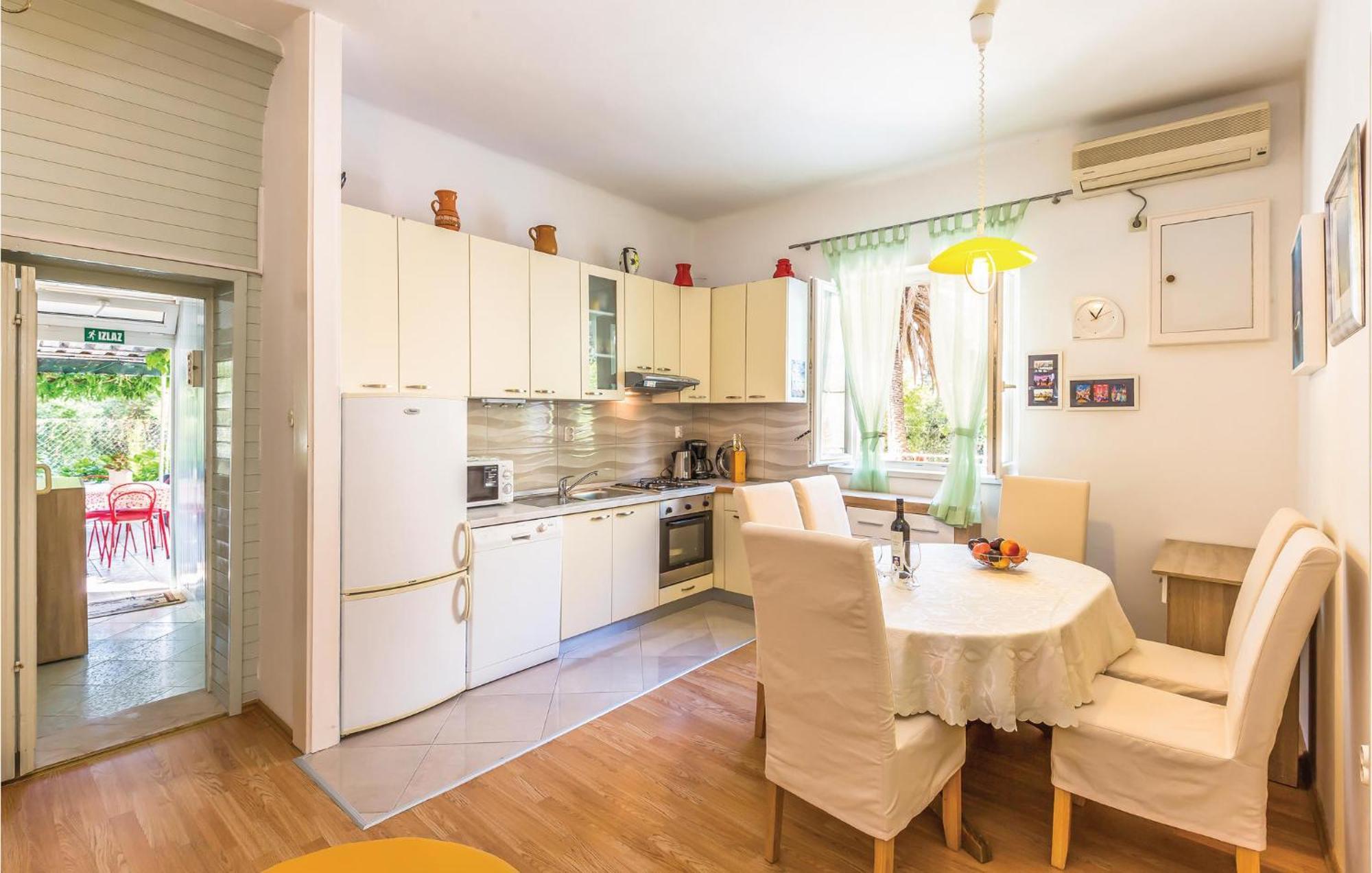 Awesome Apartment In Makarska With Kitchen Екстериор снимка